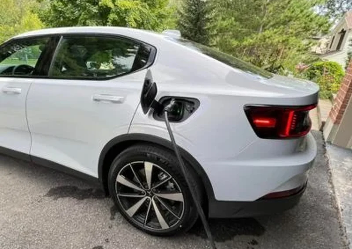 Borne de recharge et véhicule électrique