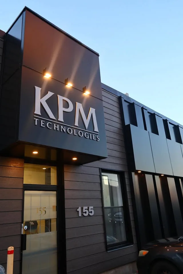 Façade commerciale avec éclairage extérieur